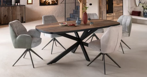 Table Bahia H&H en finition Bois flotté, pied central noir et chaises dans une salle à manger