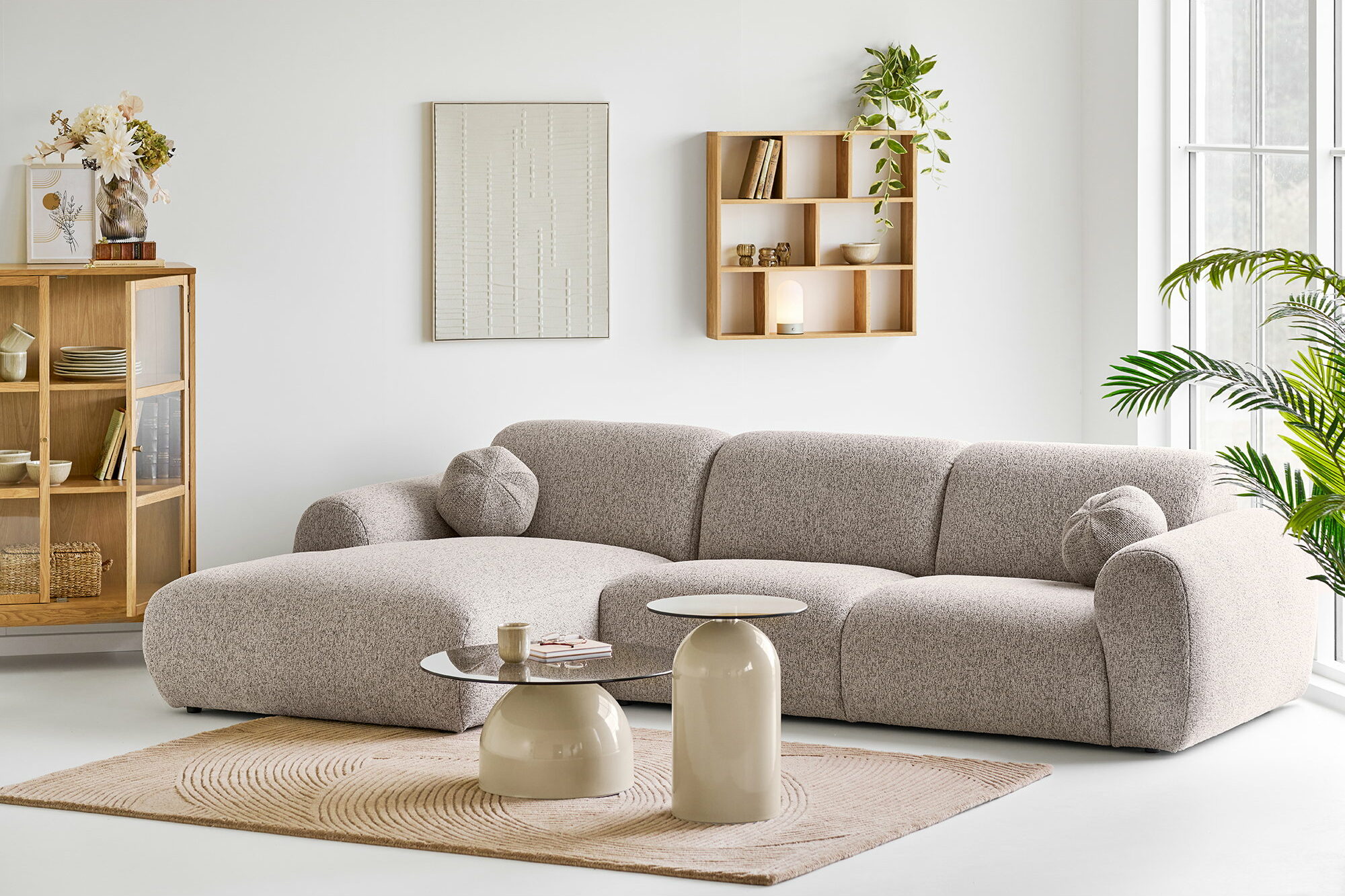 Canapé d’angle Clyde Lounge Sofa House Nordic HN1405 gris pierre en ambiance dans un salon lumineux