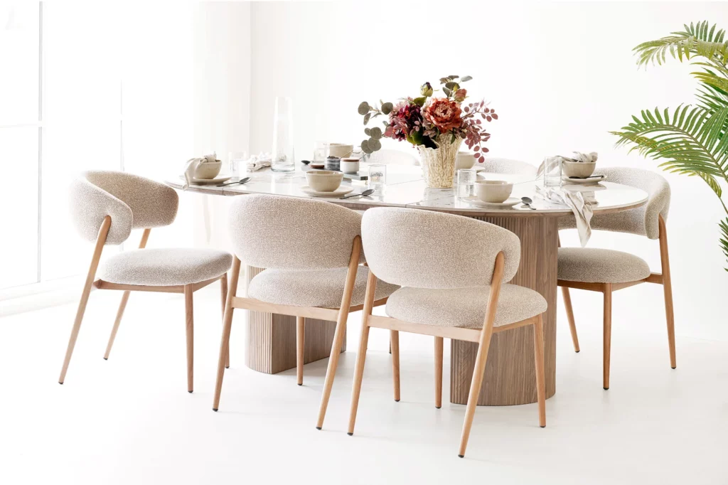 Table de repas Athens House Nordic dressée et entourée de chaises dans une salle à manger lumineuse